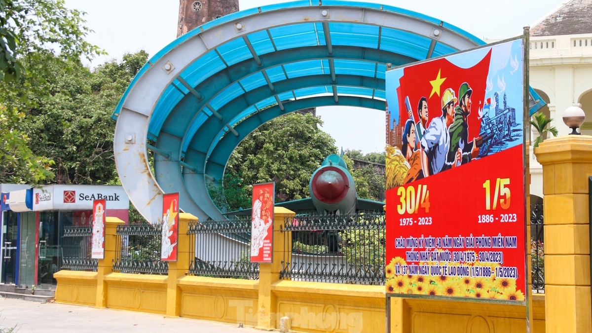 Hanoi streets jubilant in celebration ahead of National Reunification Day